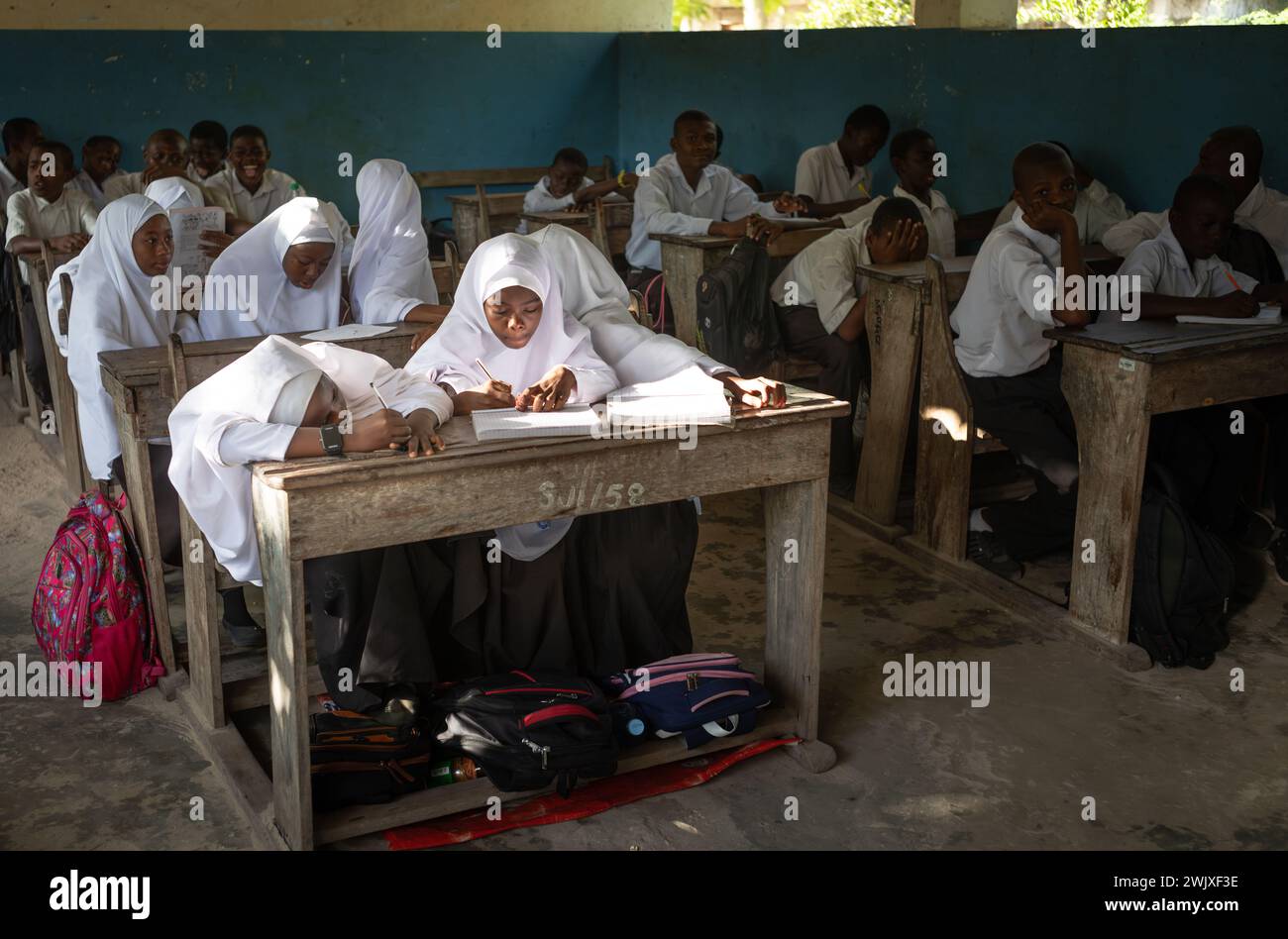 Élèves musulmans garçons et filles dans une classe d'anglais à l'école secondaire Jambiani à Jambiani, Zanzibar, Tanzanie. Banque D'Images