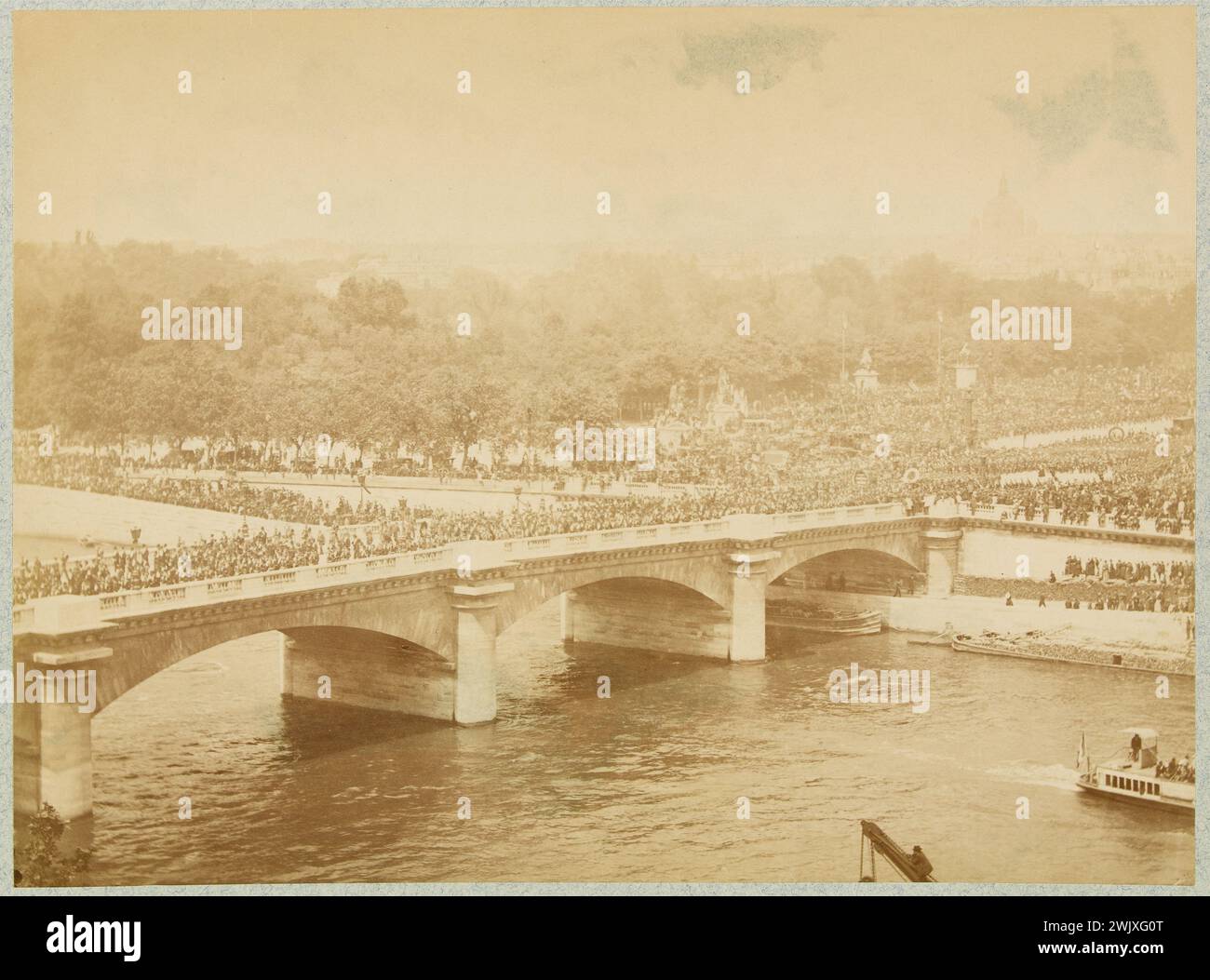 Funérailles Victor Hugo : passage de la procession sur le pont de la Concorde ». Photographie anonyme. Dessiner sur papier albumine, après restauration. Paris (VIIIème arr.), 1er juin 1885. Maison de Victor Hugo. 101617-21 cortège funéraire, deuil national, sépulture, Seine, foule, funérailles, obseques, passage, passe, poète français, bridge concord Banque D'Images