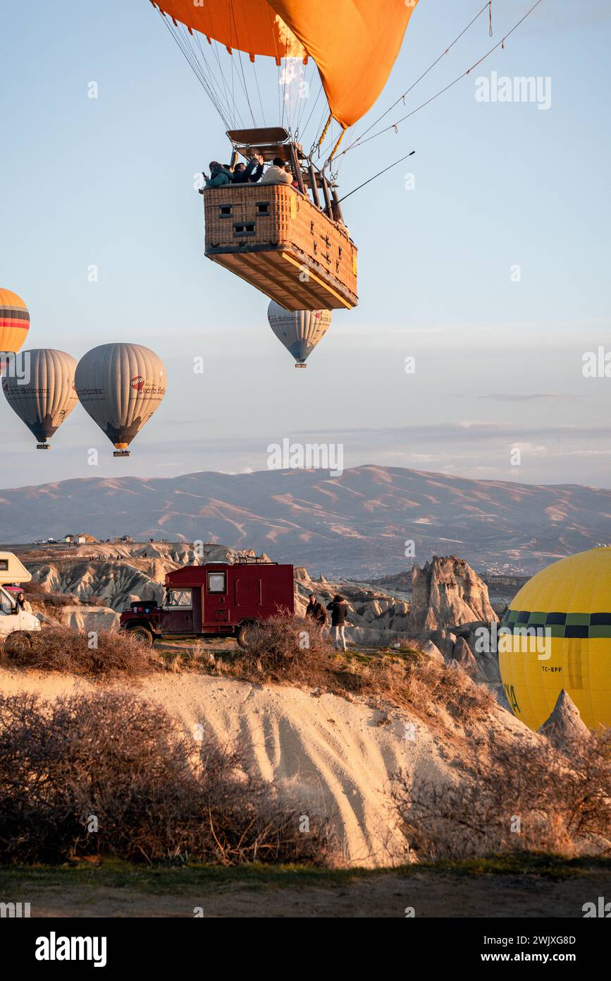 Dawn of Adventure : Red Land Cruiser au milieu du ciel montagneux de Cappadoce Banque D'Images