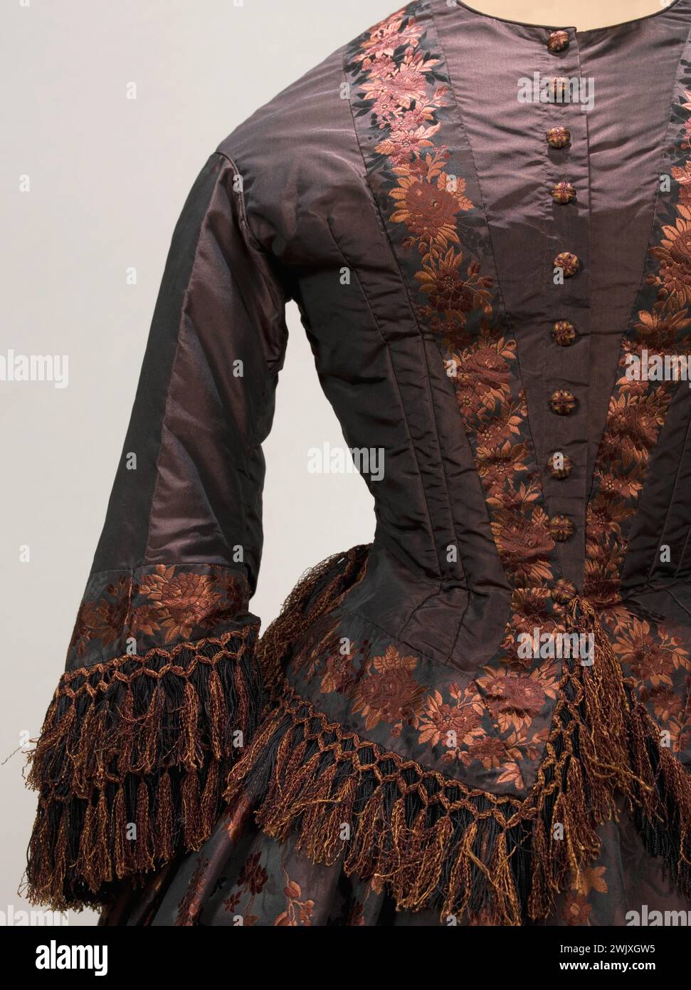 Robe de jour. Soie brune bordel avec guirlandes florales. 1861-1863. Galliera, musée de la mode de la ville de Paris. Robe de jour (détail) bouton, dos, fleur, frange, guirlande florale, robe de jour, second empire, soie brune Banque D'Images