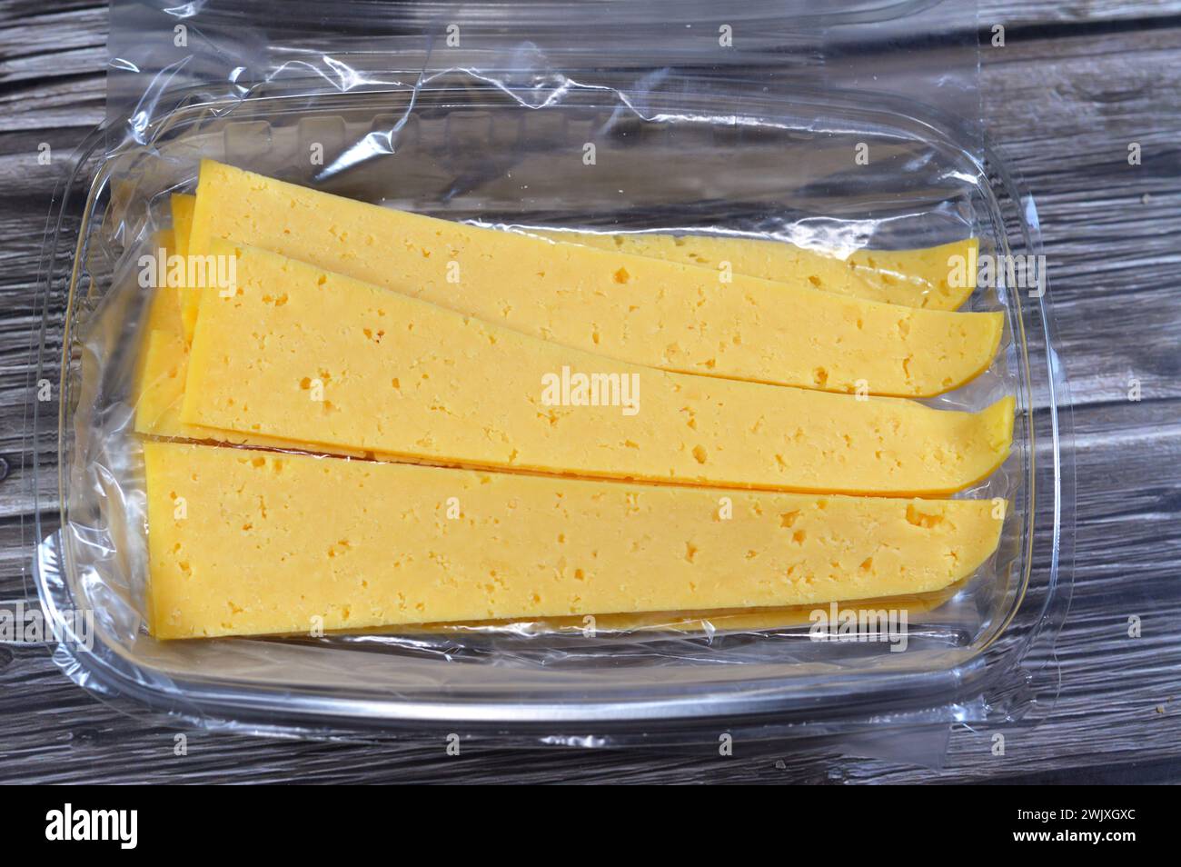 Les tranches de fromage Rumi égyptien, également appelé gebna romiya ou gebna turkiya, Roumi, Romi également Romy, fromage dur de parmesan du Moyen-Orient, a un pungent s. Banque D'Images