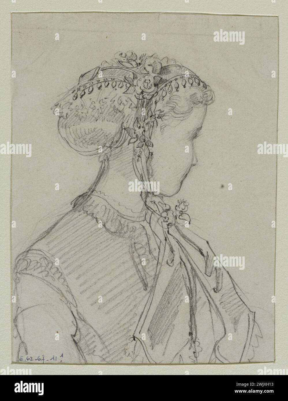 Anaïs Toudouze (1822-1899) "Femme au chapeau, trois quarts". Petit chapeau orné de fleurs et de pampilles, noué sous le menton. Mine de plomb, livre blanc. 1867. Galliera, musée de la mode de la ville de Paris. 37823-2 Bun, coiffure, dessin, fleur, jeune femme, mine de plomb, second empire, chapeau Banque D'Images