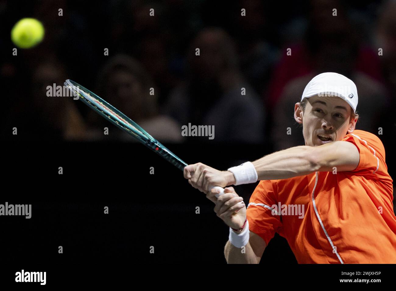 ROTTERDAM - Alex de Minaur (Australie) en action contre Grigor Dimitrov (Bulgarie) lors de la première demi-finale de la sixième journée du tournoi de tennis ABN AMRO Open à Ahoy. ANP SANDER KONING Credit : ANP/Alamy Live News Banque D'Images