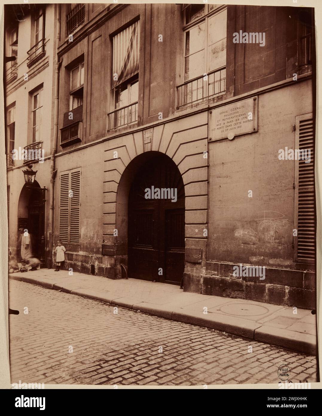 Atget, Eugène (Jean Eugène Auguste Atget, dit) (N.1857-02-12-D.1927-08-04), Sophie Germain morgue (1776-1831), 13 rue de Savoie, 5ème arrondissement, Paris. (Titre fidèle), 1911. Dessiner sur papier albumine. Musée Carnavalet, histoire de Paris. Banque D'Images