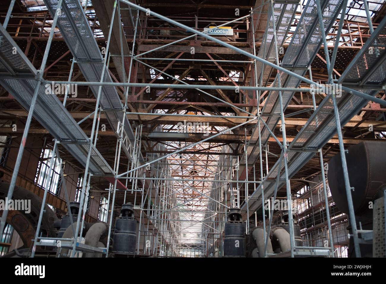 Ancienne salle des machines soutenue par un échafaudage, ancienne aciérie Henrichshütte, Hattingen, Ruhr district, Rhénanie-du-Nord-Westphalie, Allemagne, Europe Banque D'Images