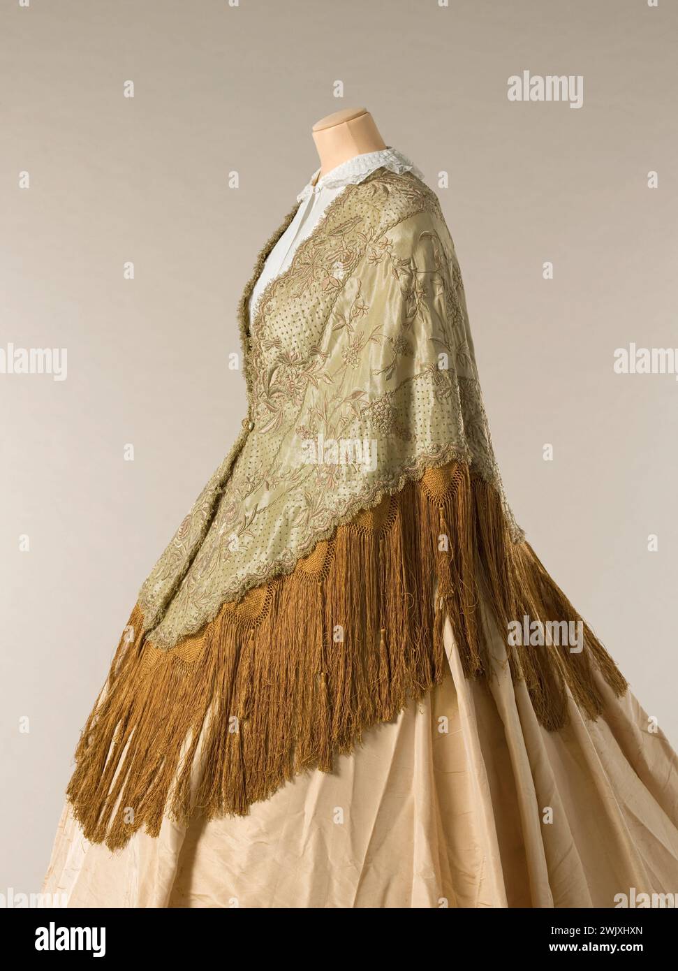 Manteau. Taffetas gris-vert, brodé avec le même ton. Longues franges rouges. Vers 1856. Galliera, musée de la mode de la ville de Paris. Manteaux Embrrant, Chale, féminin, frange rouge, manteau, deuxième empire, taffetas gris-vert Banque D'Images
