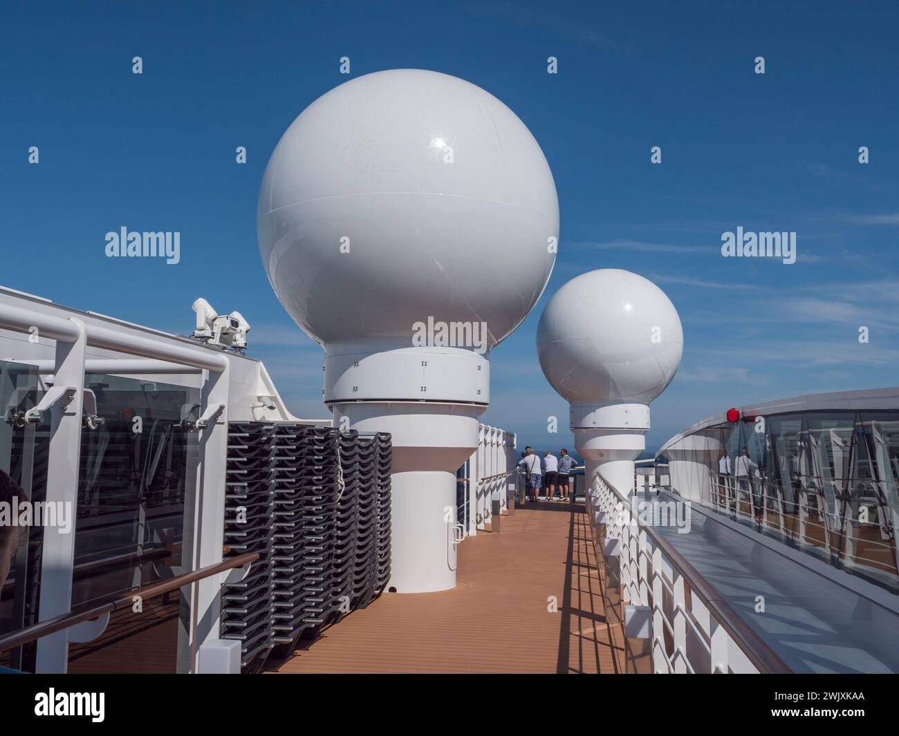 Une paire de radômes (radar/dômes) sur le MSC Euribia naviguant en Europe du Nord (juillet 2023). Banque D'Images