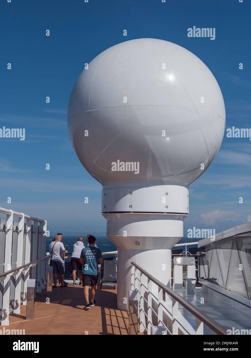 Un radôme (radar/dômes) sur le MSC Euribia naviguant en Europe du Nord (juillet 2023). Banque D'Images