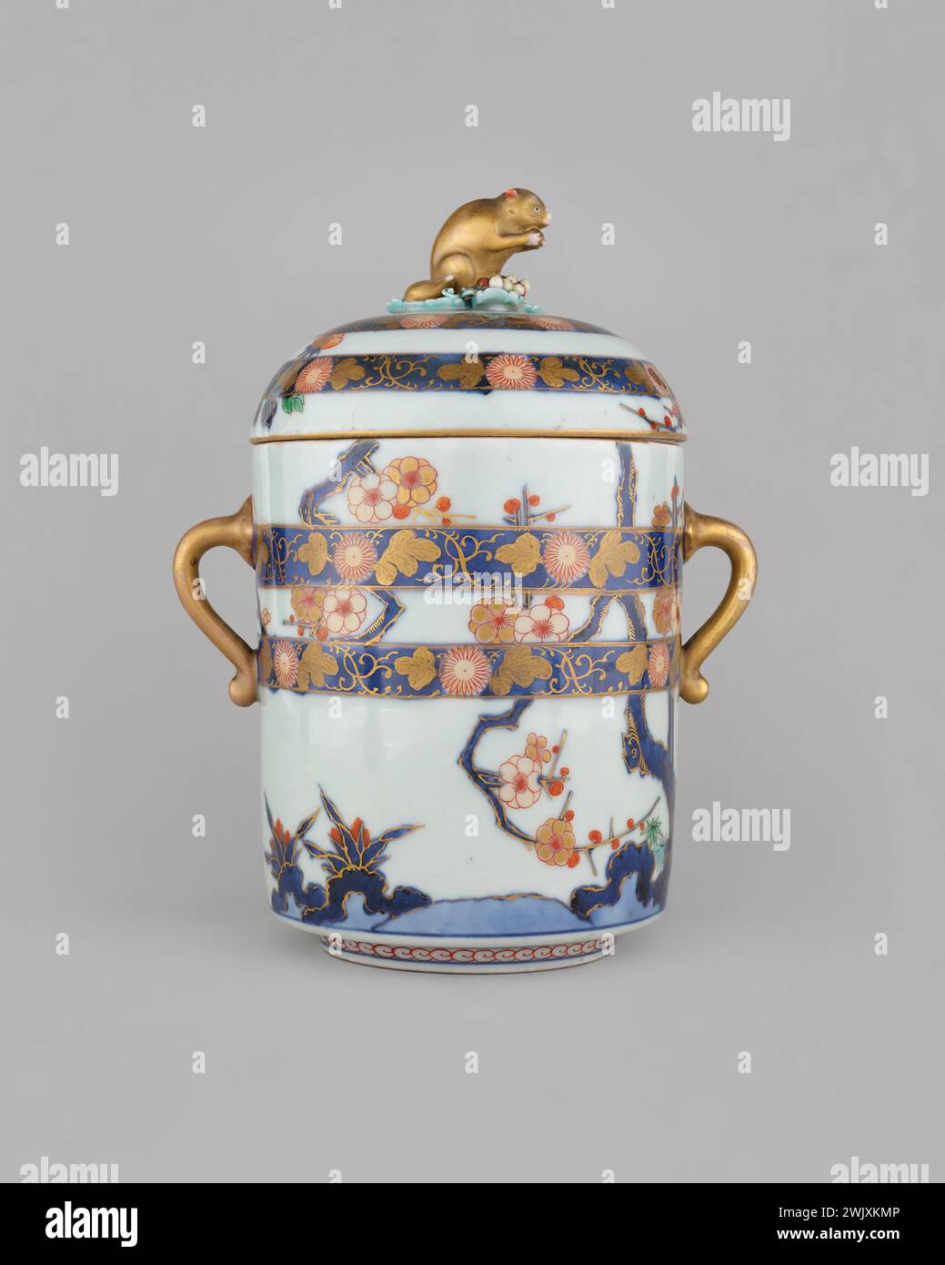 Arita (Centre de production de céramique), pot et Imari Decor Cover (titre de l'ensemble). Porcelaine, émaux polychromes. Petit Palais, Musée des Beaux-Arts de la ville de Paris. Banque D'Images