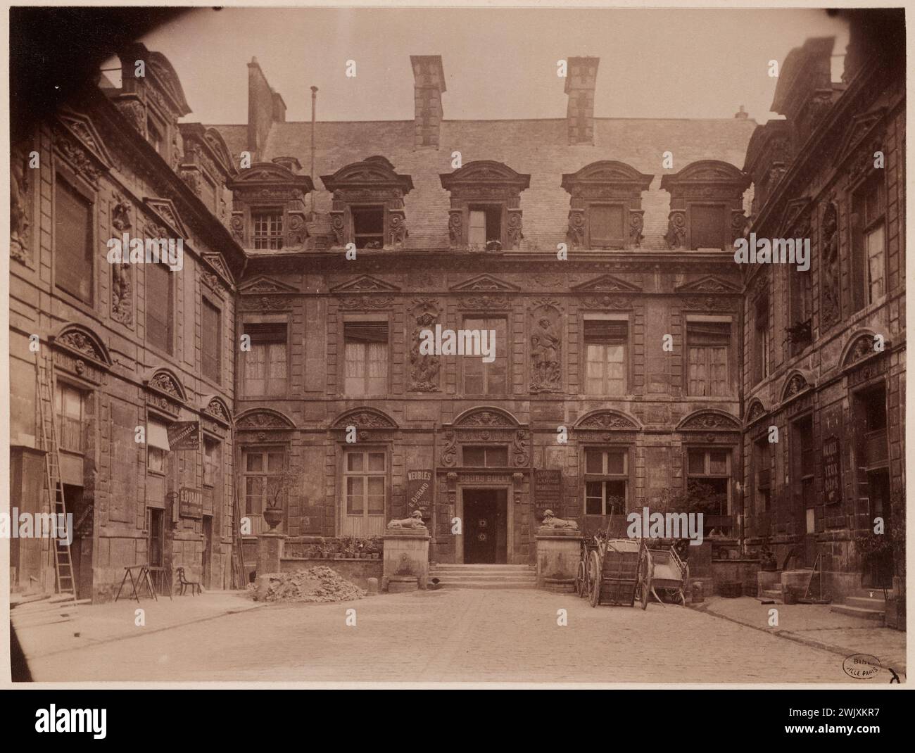 Atget, Eugène (Jean Eugène Auguste Atget, dit) (n.1857-02-12-D.1927-08-04), façade donnant sur la cour, Hôtel de Sully, 62 rue Saint-Antoine, 4ème arrondissement, Paris. (Titre fidèle), 1885. Dessiner sur papier albumine. Musée Carnavalet, histoire de Paris. Banque D'Images