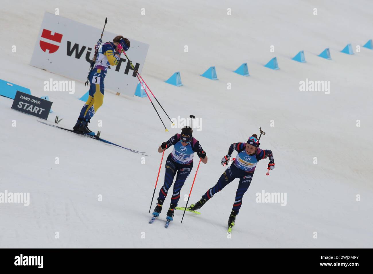 © Pierre Teyssot/MAXPPP ; Championnats du monde de biathlon Nove Mesto 2024 IBU . Nove Mesto na Morave, République tchèque, le 17 février 2024. Ladies Relay. La France avec Lou Jeanmonnot, Sophie Chauveau, Justine Braisaz-Bouchet, Julia Simon remporte la médaille d’or. Relais France © Pierre Teyssot/Maxppp crédit : MAXPPP/Alamy Live News Banque D'Images