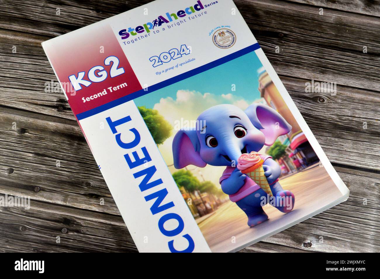 Le Caire, Égypte, 12 février 2024 : Connectez KG2 livre Step Ahead, livres éducatifs utilisés par les écoliers égyptiens, apprentissage, enseignement, livre éducatif Banque D'Images