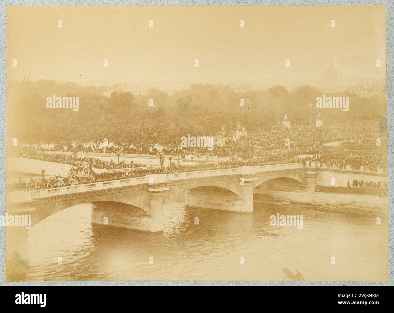 Funérailles Victor Hugo : passage de la procession sur le pont de la Concorde ». Photographie anonyme. Dessiner sur papier albumine. 1er juin 1885. Paris, Maison de Victor Hugo. 122892-24 deuil national, écrivain français, enterrement, funérailles, funérailles nationales, obseques, 19ème 19ème XIX 19ème 19ème siècle Banque D'Images