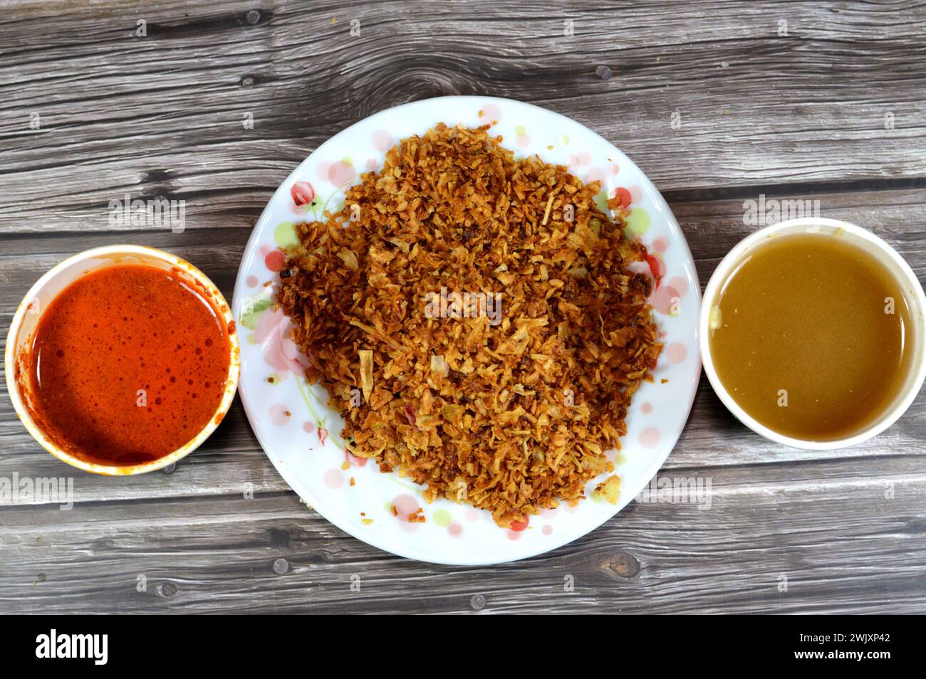 Oignons frits, épices et sauce aux poivrons appelée sauce shatta et vinaigre de cumin, également appelée sauce Dakkah, faite de vinaigre blanc, cumin moulu, g écrasé Banque D'Images