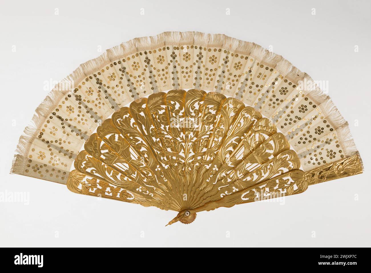 EVENTAIL. 'Golden Glitter', second Empire. Soie, bois doré travaillé. Paris, musée Carnavalet. 99068-31 accessoire de mode, Eventail Banque D'Images