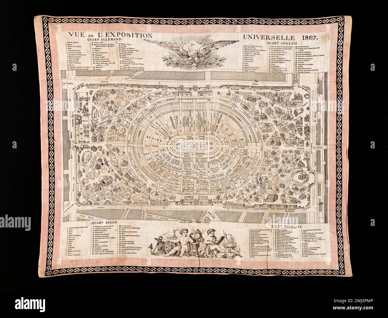 Charles Lamy-Godard. Foulard . Exposition universelle de 1867. Coton imprimé, fond écru marron, bordure rose. 1867. Galliera, musée de la mode de la ville de Paris. Rose, marron, impression de coton, écru, exposition universelle, foulard, plan, second empire Banque D'Images