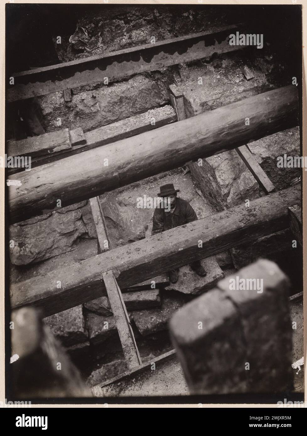 Anonyme, fouilles de la rue de la Colombe, enceinte de Lutèce, 4ème arrondissement, Paris (titre factice). Tirage au bromure de gélatine d'argent ? Musée Carnavalet, histoire de Paris. Banque D'Images