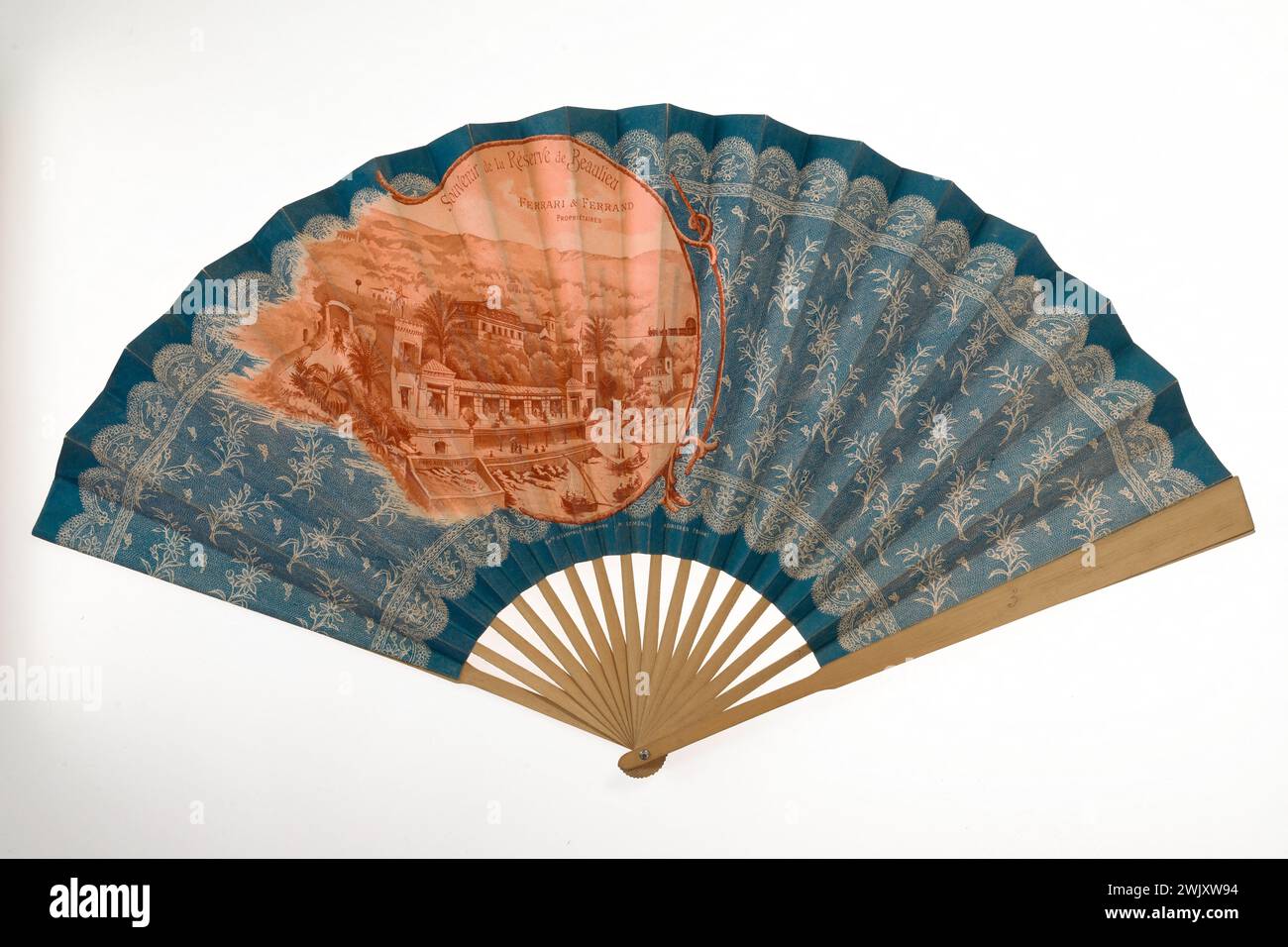 EVENTAIL. Vue sur Beaulieu-sur-mer et l'hôtel métropolitain ; J. Ganné. Lithographie sur papier, bois commun. Paris, musée Carnavalet. 99096-26 accessoire de mode, Eventail Banque D'Images