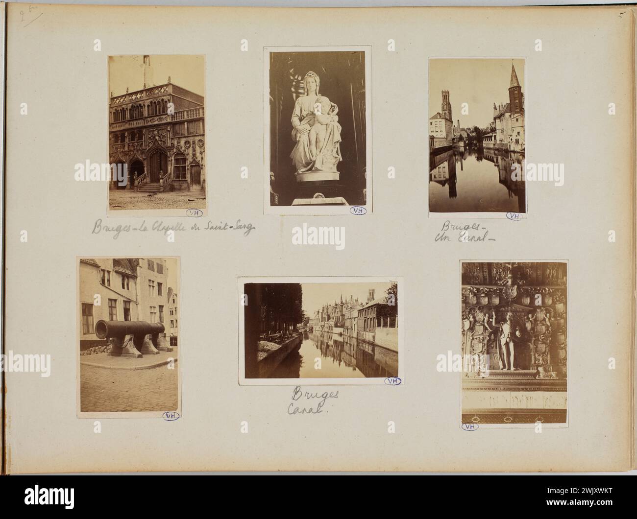 6 photographies de Bruges : la chapelle du Saint-sang, la Madone de Bruges, deux vues de canaux, un canon dans une rue et la statue de Charles-Quint sur le manteau de la cheminée du Franc Palais .. Photographie anonyme. Impressions papier albumine. 1865-1871. Paris, maison de Victor Hugo. Paris, maison de Victor Hugo. 145017-8 Banque D'Images