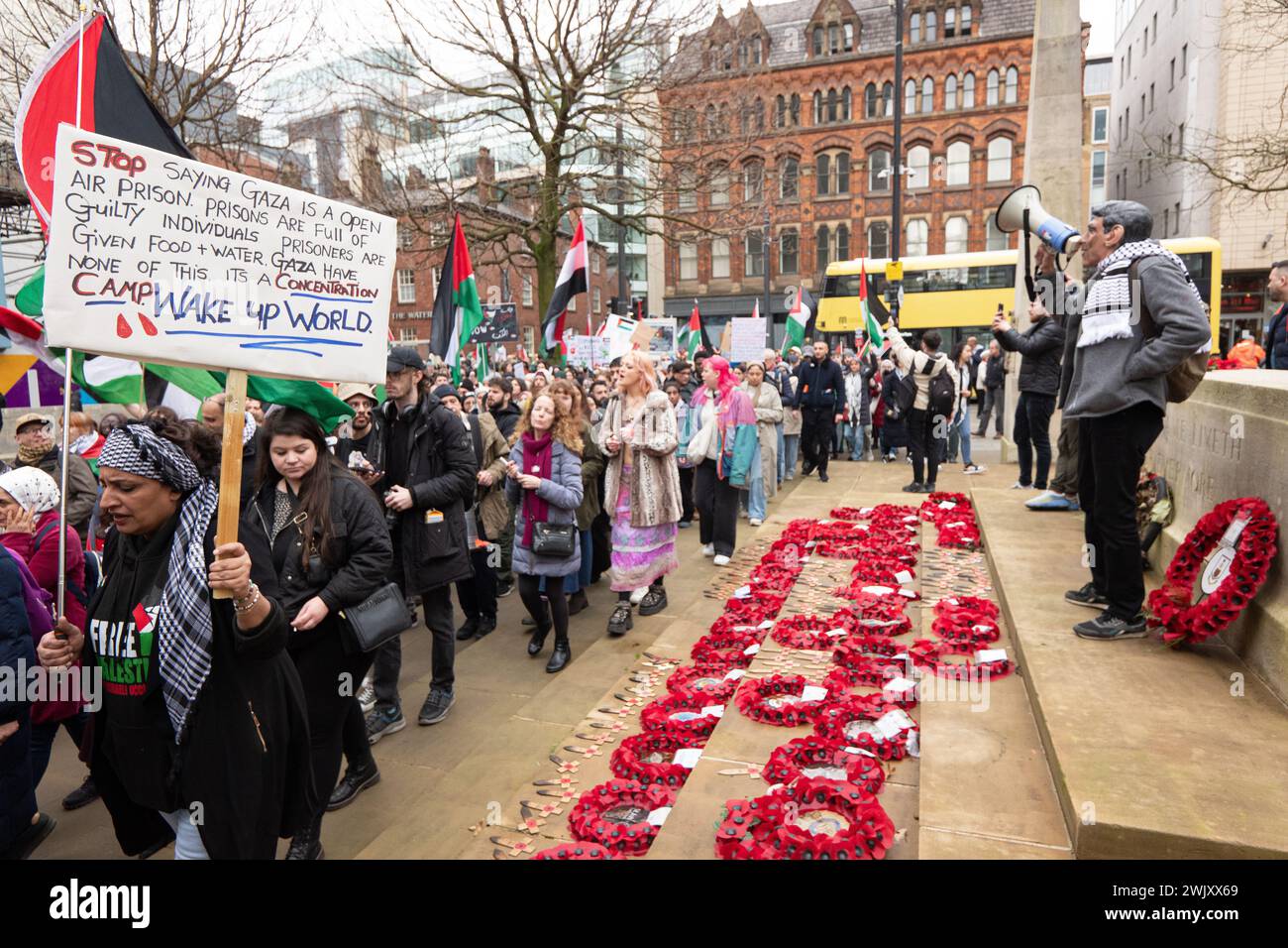 Manchester, Royaume-Uni. 17 février 2024. Manifestation palestinienne de Gaza dans le centre-ville de Manchester. Les manifestants ont défilé dans le centre-ville surveillé par la police. Les manifestants se sont arrêtés et ont levé les mains avec des gants recouverts de peinture rouge pour signifier la protestation que Barclays Bank avait du sang sur les mains en ce qui concerne le conflit actuel. La marche a freiné les tramways et la circulation alors que des milliers de personnes marchaient pacifiquement. Manchester Royaume-Uni. Crédit : GaryRobertsphotography/Alamy Live News Banque D'Images
