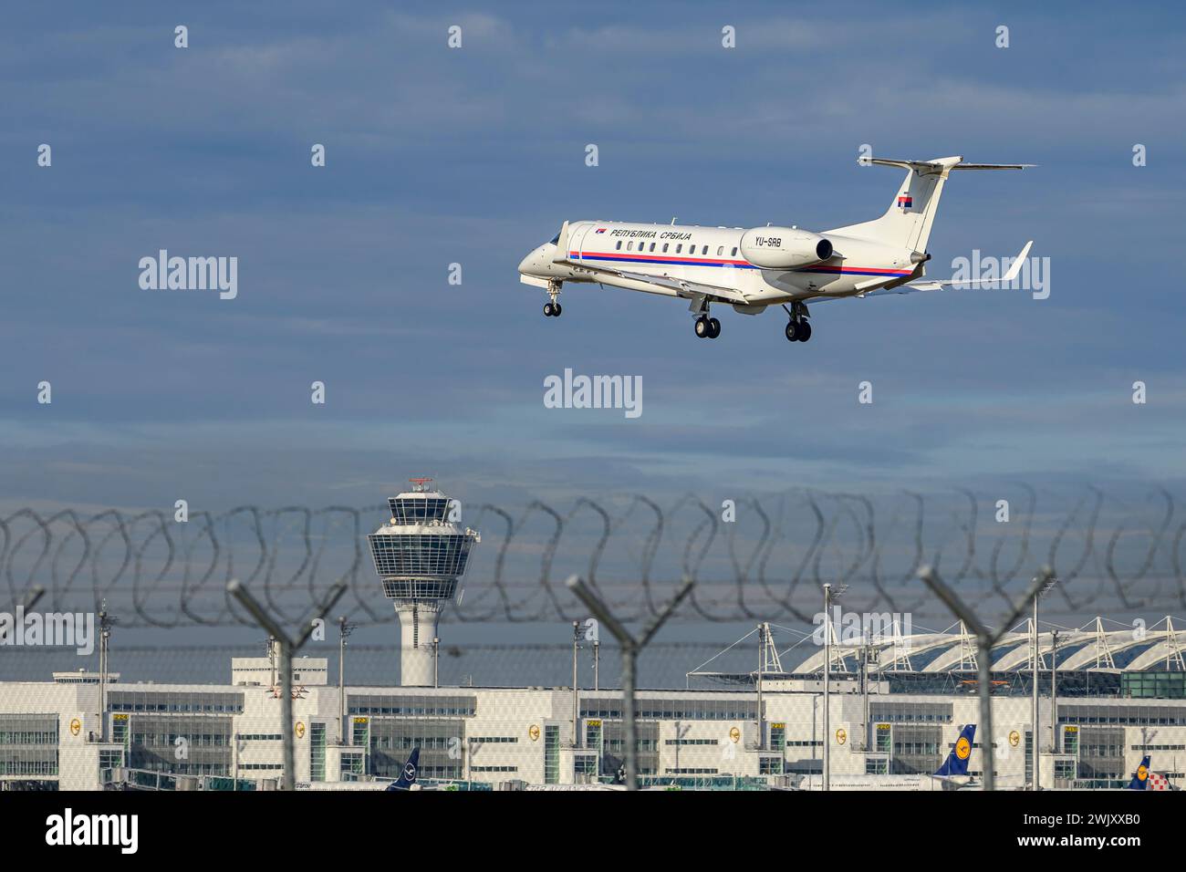 Munich, Allemagne - 16 février. 2024 : République de Serbie Embraer EMB-135BJ Legacy avec l'immatriculation YU-SRB débarque dans le cadre du Munich Banque D'Images
