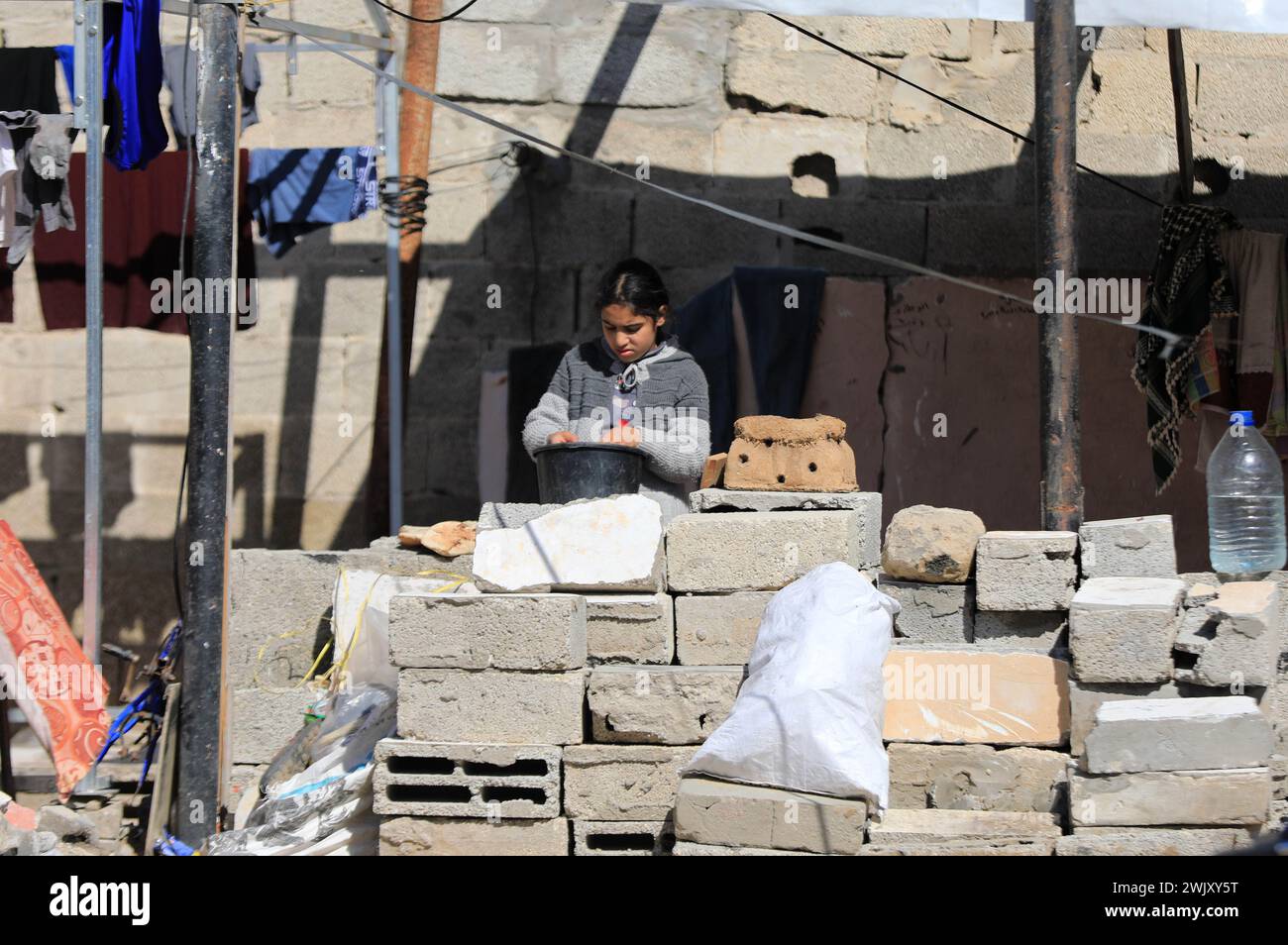 Rafah. 17 février 2024. Une fille se tient à côté des ruines dans la ville de Rafah, dans le sud de la bande de Gaza, 17 février 2024. Crédit : Yasser Qudih/Xinhua/Alamy Live News Banque D'Images