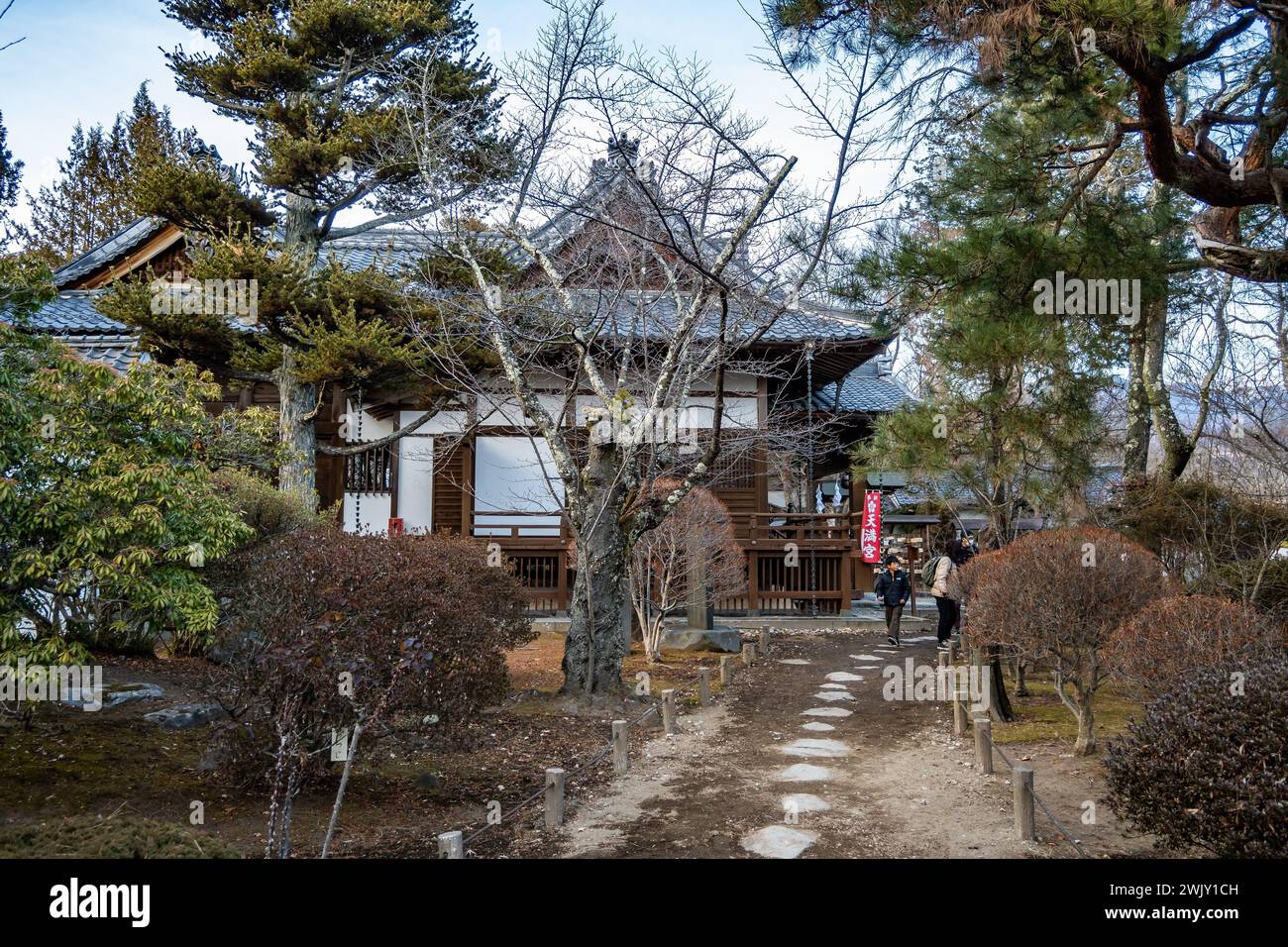 Bâtiments du temple dans les ruines du château de Komorojō (小諸城址). Nagano, Japon. Banque D'Images