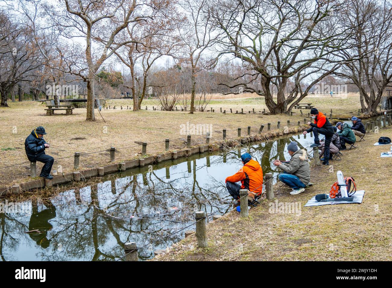 Les habitants pêchent au parc Mizumoto (都立水元公園). Tokyo, Japon. Banque D'Images