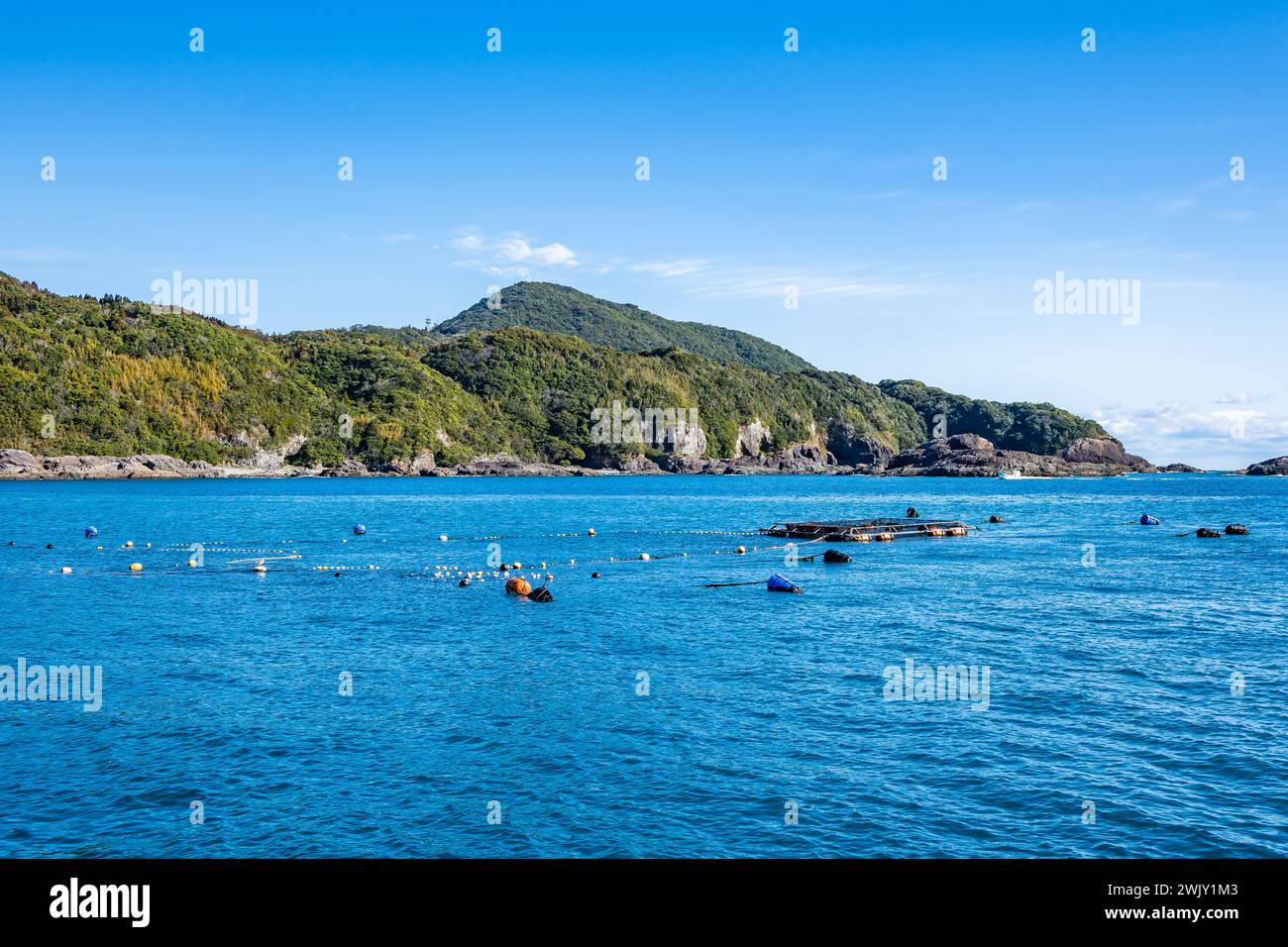 Aquaculture et pisciculture à grande échelle le long de la côte du Japon. Banque D'Images