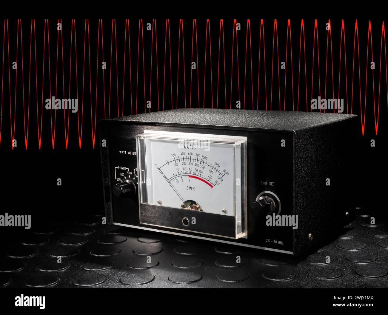 Transmetteur à ondes courtes mesurant la puissance de sortie en watts et en SWR avec une onde sinusoïdale derrière en rouge. Banque D'Images