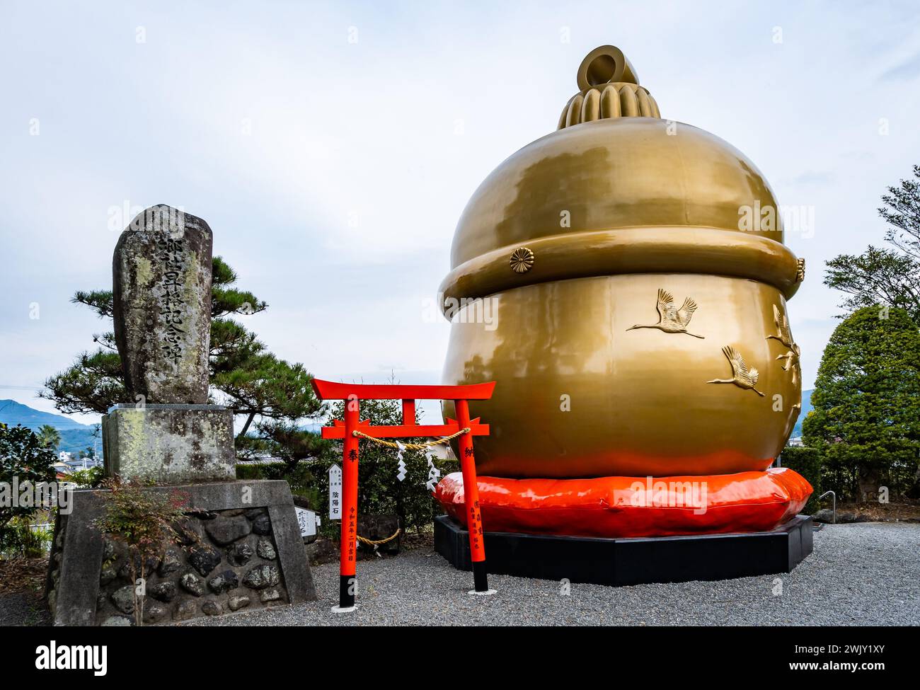 Présentez le modèle de la plus grande cloche au Japon. Sanctuaire Hakozaki Hachiman. Izumi, Kagoshima, Japon. Banque D'Images