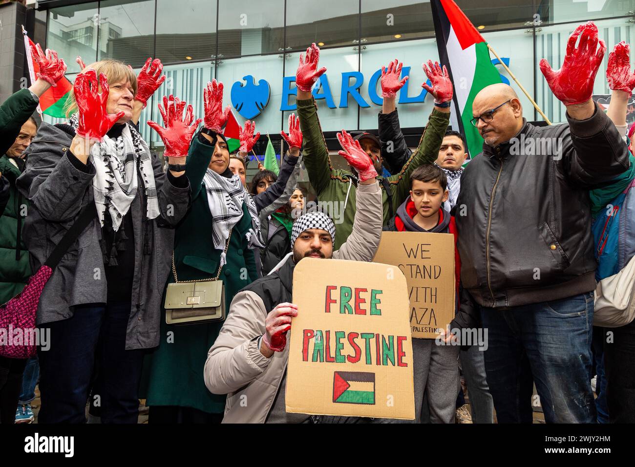 Manchester, Royaume-Uni, 17 février 2024, cessez-le-feu maintenant en mars. Les manifestants portent des gants rouges, ce qui signifie que le sang palestinien est sur les mains de Barclays. Crédit : Neil Terry / Neil Terry Photography crédit : Neil Terry / Alamy Live News Banque D'Images