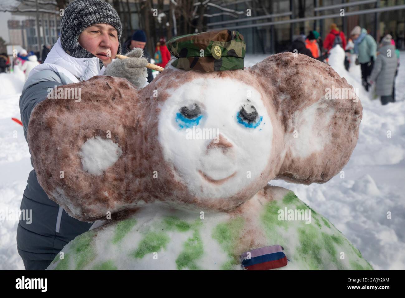 Moscou, Russie. 17 février 2024. Un participant au Festival artistique des bonhommes de neige 2024 au Palais des pionniers de Moscou sur Sparrow Hills, Russie Banque D'Images