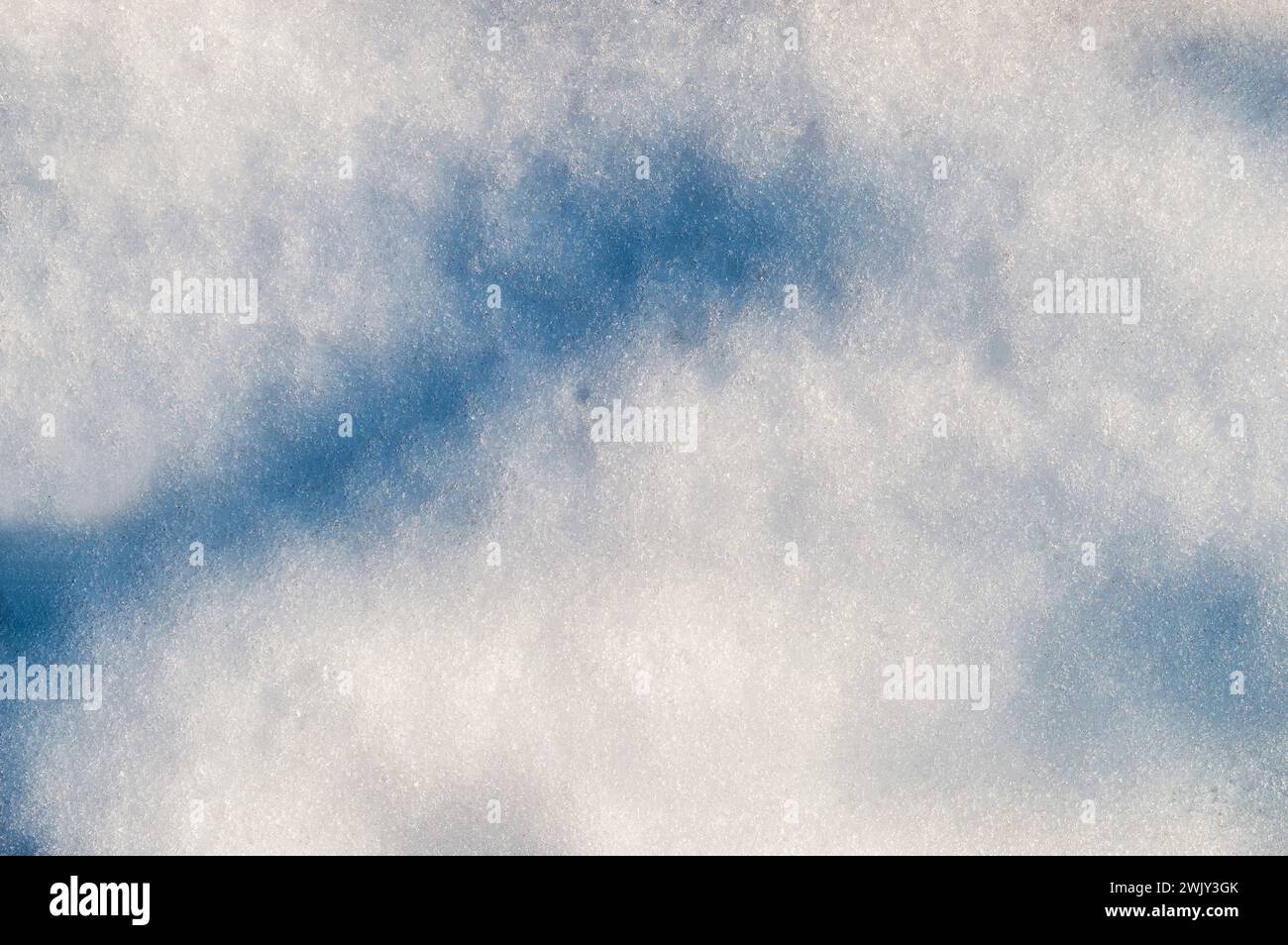 Texture de fond de neige blanche propre et fraîche. Fond d'hiver avec des flocons de neige gelés et des monticules de neige. Morceaux de neige. Détails saisonniers du paysage. Weat froid Banque D'Images