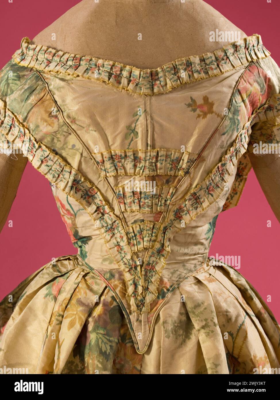 Robe de bal (détail). Soie jaune dorée avec impression sur chaîne de grands bouquets de fleurs roses et de pavotes, rubans de soie imprimés sur une chaîne de motifs floraux. Vers 1855. Galliera, musée de la mode de la ville de Paris. Robe de balle (détail) détail, fleur rose, robe de balle, second empire, soie jaune dorée Banque D'Images