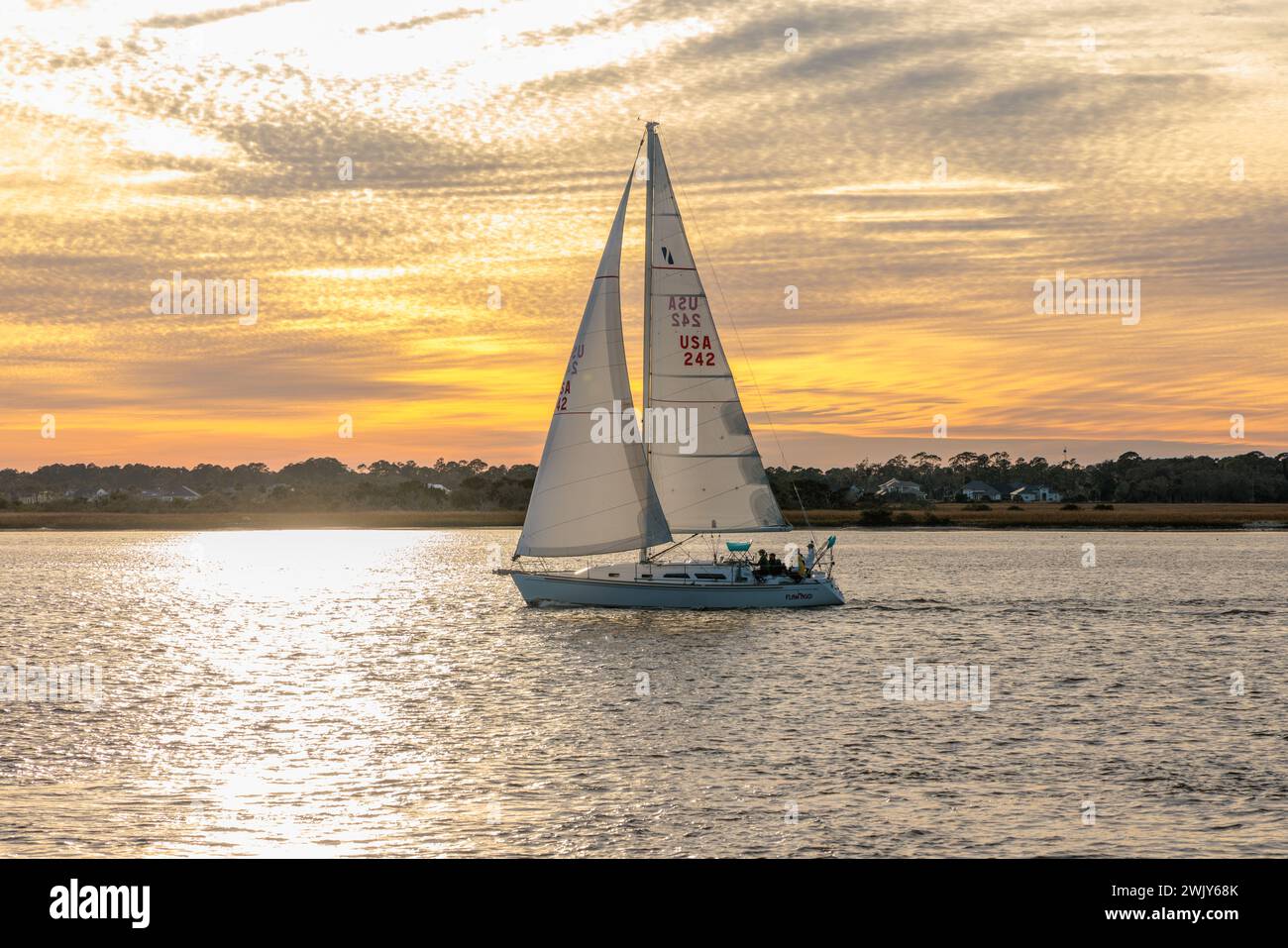 Voilier naviguant sur la rivière Tolomato près de Vilano Beach, Floride au coucher du soleil Banque D'Images Voilier naviguant sur la rivière Tolomato près de Vilano Beach, Floride au coucher du soleil Banque D'Images