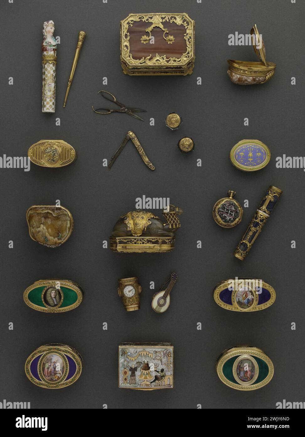Orfèvres françaises, suisses, allemandes et anglaises. Boîtes et orfèvres. xviiie siècle. Paris, musée Cognacq-Jay. 56640-4 allemand, boîte, ciseau, couteau, dromadaire, epingle, français, instrument de musique, mandoline, objet, ofevrery, doré, Suisse, animal Banque D'Images