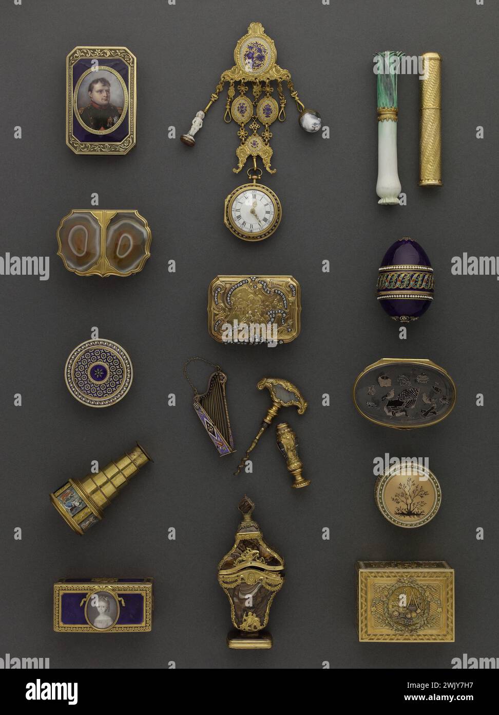 Orfèvres françaises, suisses, allemandes et anglaises. Boîtes et orfèvres du XVIIIe siècle. Paris, musée Cognacq-Jay. 56640-2 Allemand, boîte, clé, empereur français, français, harpe, instrument de musique, montre, objet, ofevrery, doré, portrait, Suisse Banque D'Images