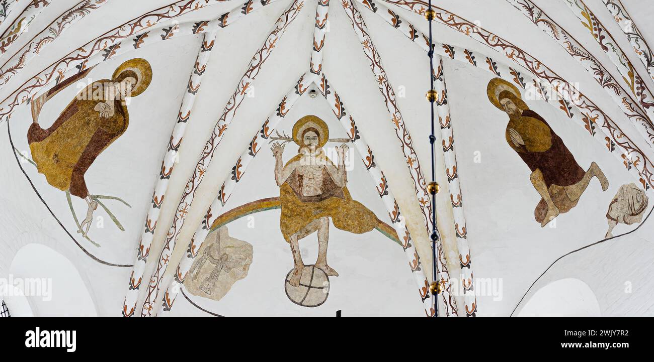 christ le pantocrator, assis sur l'arc-en-ciel avec la vierge marie à sa droite et Jean-baptiste à sa gauche, ancienne fresque de la cathédrale d'Aarhus, juin Banque D'Images