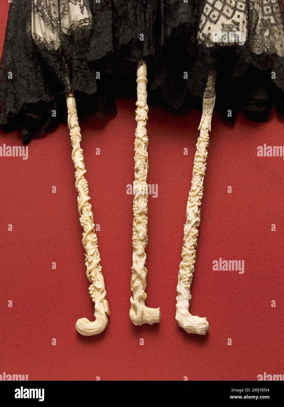 Ombres de couchage. Crème fouettée mécanique noire sur taffetas crème, crème de crème de soie. Pointe et mât ivoire, manche ivoire sculpté. Main noire Chantilly, doublure en taffetas de soie noir ivoire et pongé ivoire. Mât ivoire, pointe et poignée ivoire sculptés. Poignée noire sur taffetas noir, doublure en taffetas noir et crème pontée. Soleil en argent guilloché, aiguilles, pointe, mât et poignée en ivoire sculpté. Vers 1860. Galliera, musée de la mode de la ville de Paris. Fleurs stylisées, motifs végétaux et coquillages Chantilly mécanique, couverture, sculpter ivoire, poignée ombre, tapis, grip, second empire Banque D'Images