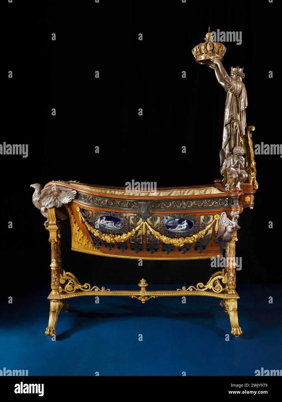 Guillaume Grohé (1808-1885), ébéniste, Emile Froment-Meurice (1837-1913), orfèvre, d'après les dessins de Victor Baltard (1805-1874). Berceau du prince impérial Louis-Napoléon (1856-1879). Bois de rose, vermeil, argent, émaux. 1856. Paris, musée Carnavalet. 99218-1 Aigle, appareil, argent, berceau, bois de rose, couronne, dorure, email, prince impérial, second empire, vermeil, 19ème XIX 19ème 19ème 19ème 19 Banque D'Images