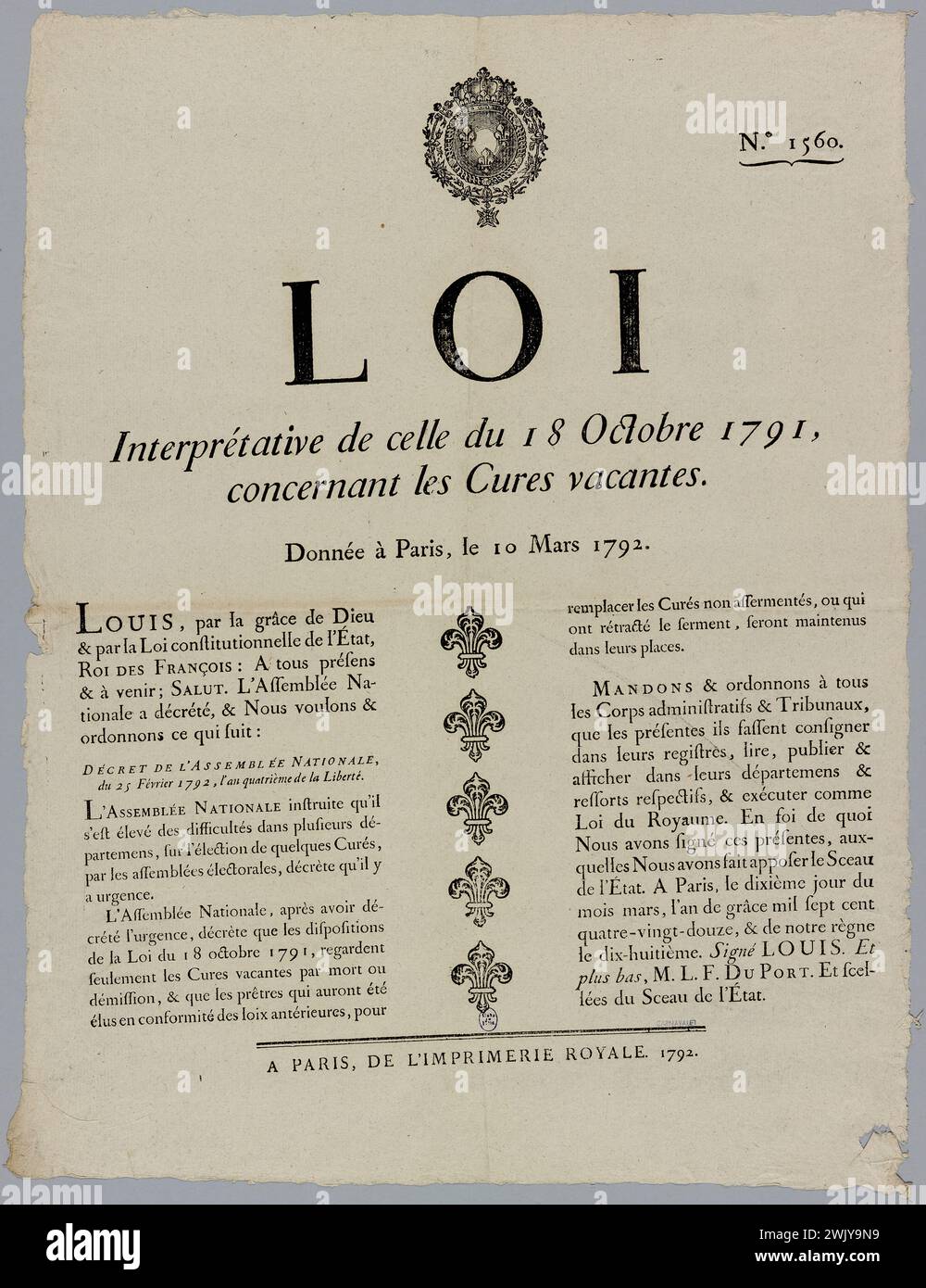 Impression royale, n°. 1560./ Loi/ interprétative de celle du 18 octobre 1791./ concernant les cures vacantes. (Titre inscrit (lettre)), 1792. Gravure sur bois et typographie. Musée Carnavalet, histoire de Paris. Politique, histoire, Révolution française, 1789-1799, Administration, loi, religion, clergé, cure, Assemblée électorale, Election, Curé, Royauté, Louis XVI (Louis Auguste de France) (1754-1793), Marguerite Louis François DUPORTRETRE (1754-1793), affiche typographique, motifs décoratifs Haut centre Fleurdlysé et couronne royale, colliers des ordres de Saint-Michel et du Saint-esprit, bas centre Frie Banque D'Images