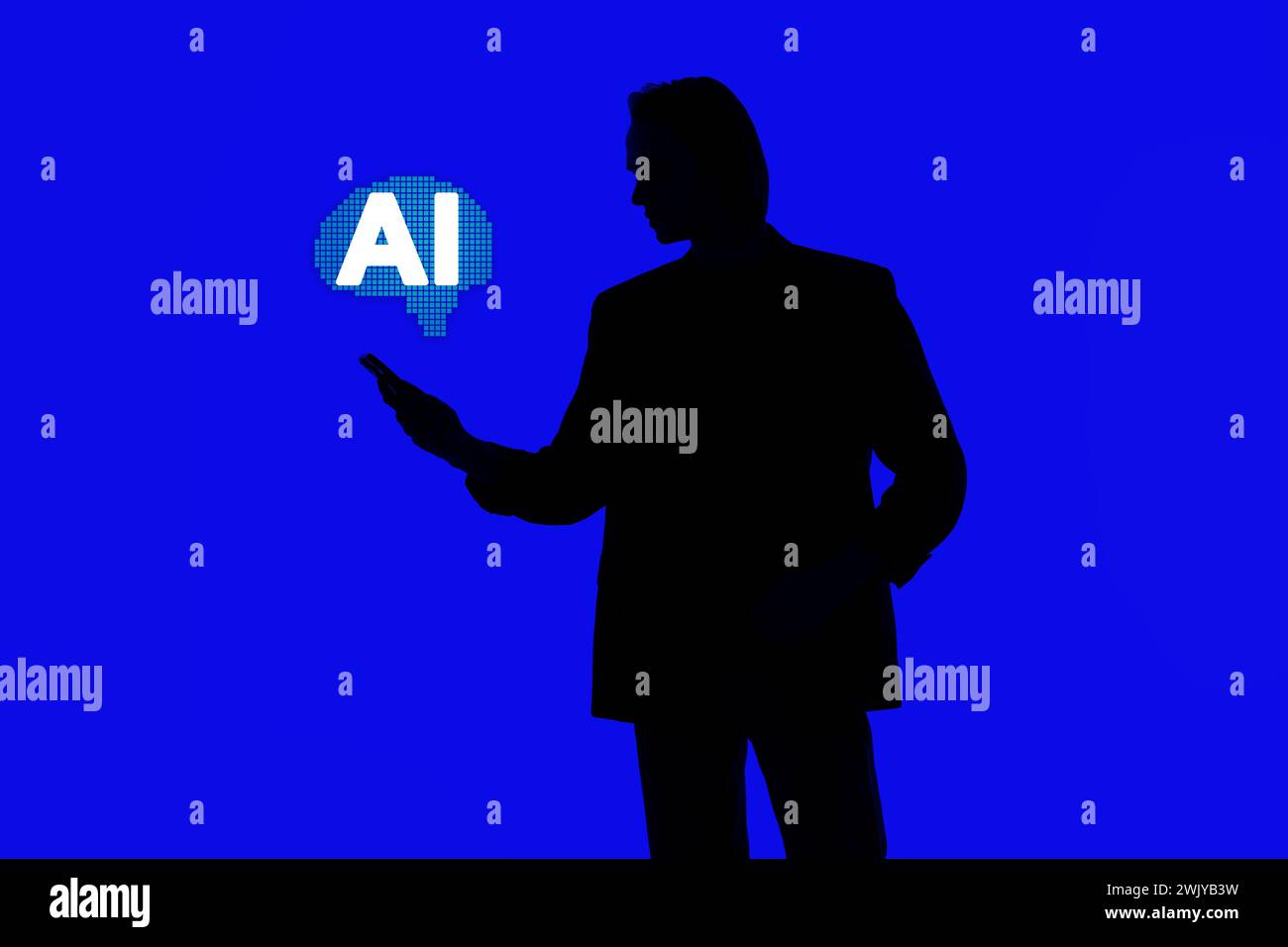 Silhouette d'un homme d'affaires élégant utilisant l'IA dans un smartphone moderne sur les médias sociaux, debout sur un fond bleu brillant, un concept futuriste d'IA Banque D'Images