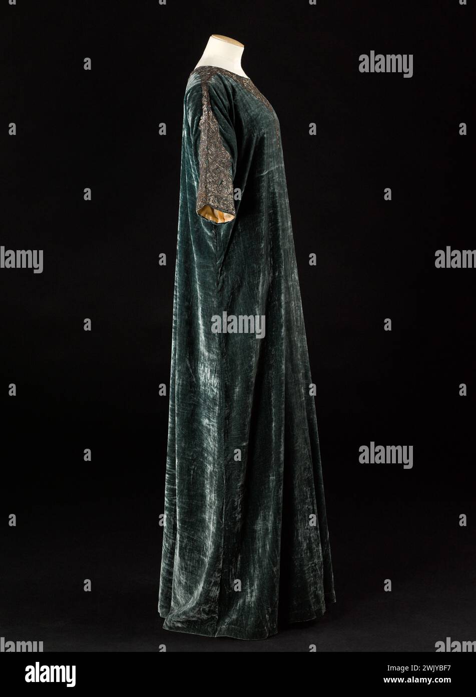 Babani. Robe intérieure. Velours de soie verte, applications de broderie de fils métalliques argentés ; doublure en toile de soie Champagne. Vers 1912. Galliera, musée de la mode de la ville de Paris. 102215-6 haute couture, mode féminin, mannequin féminin Banque D'Images