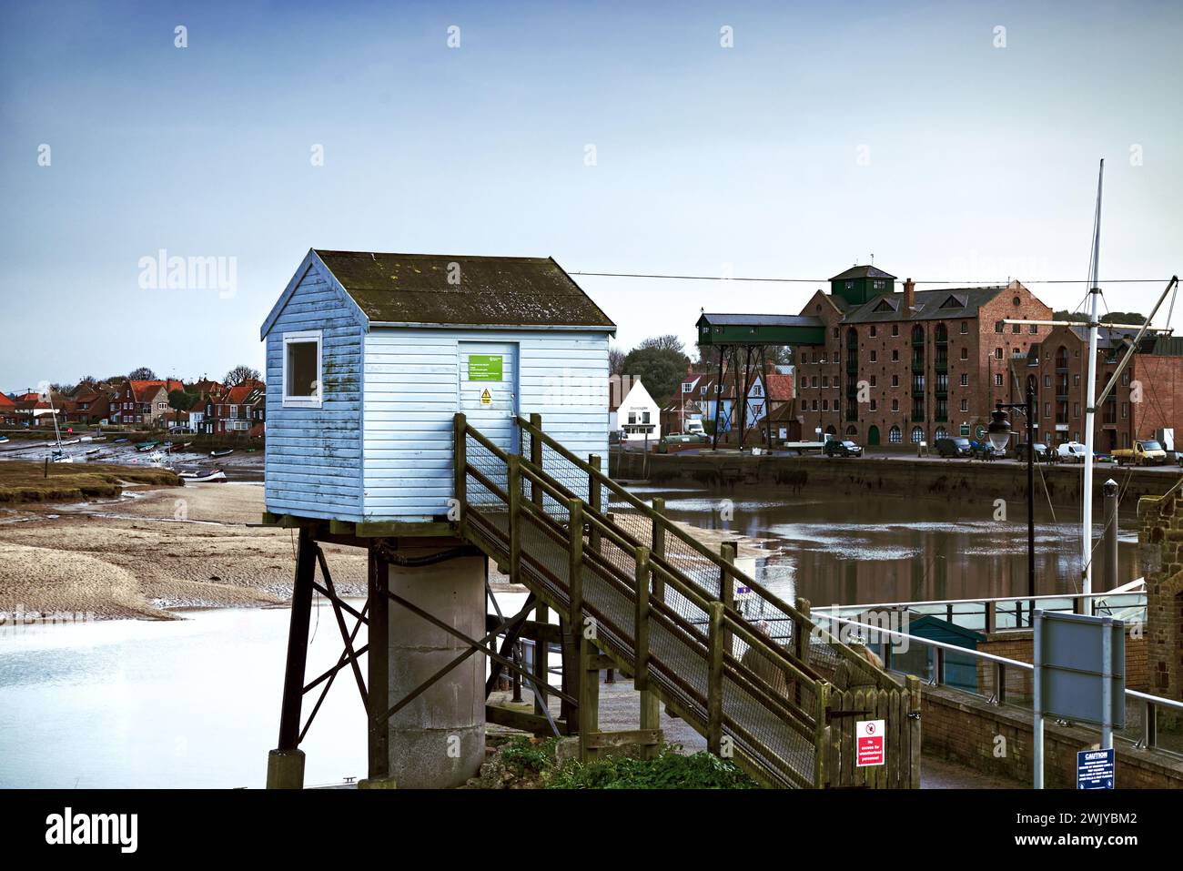 Wells-next-the-Sea, Norfolk, Angleterre, Royaume-Uni - Wells Harbor à marée haute. La cabane bleue est la station d'enregistrement des marées. Banque D'Images