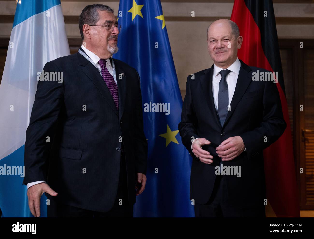 Munich, Allemagne. 17 février 2024. Le Chancelier fédéral Olaf Scholz (R, SPD) et Cesar Bernardo Arevalo de Leon, Président du Guatemala, se rencontrent pour des entretiens à la Conférence de Munich sur la sécurité. Environ 50 chefs d’État et de gouvernement et plus de 100 ministres du monde entier sont attendus à la 60e Conférence de Munich sur la sécurité à l’Hôtel Bayerischer Hof du vendredi au dimanche. Crédit : Sven Hoppe/dpa/Pool/dpa/Alamy Live News Banque D'Images