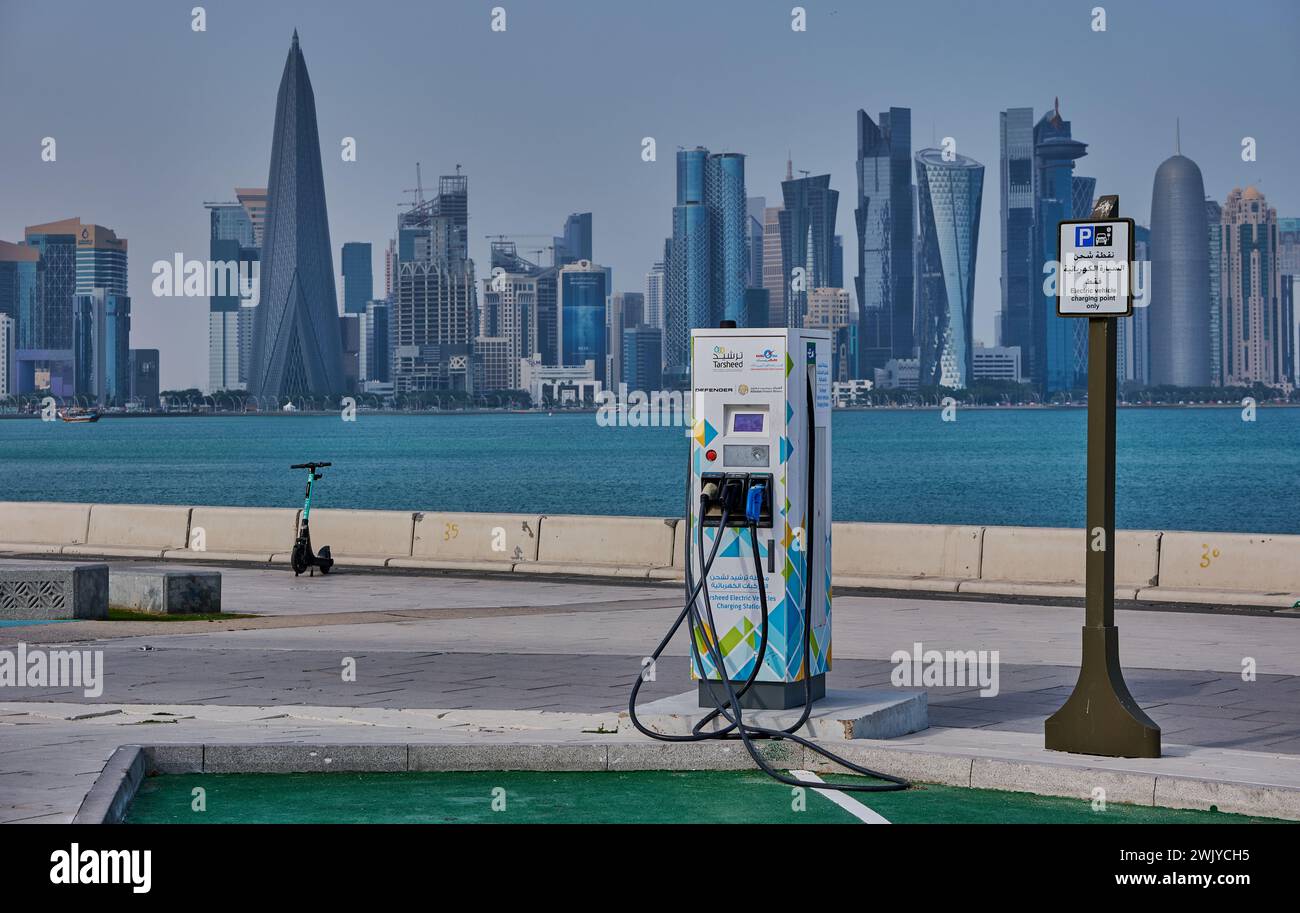Doha, Qatar-octobre 26 2025 : station de recharge Tarsheed pour véhicules électriques (EV) dans la corniche de Doha vue du jour avec la ligne d'horizon de Doha en arrière-plan Banque D'Images