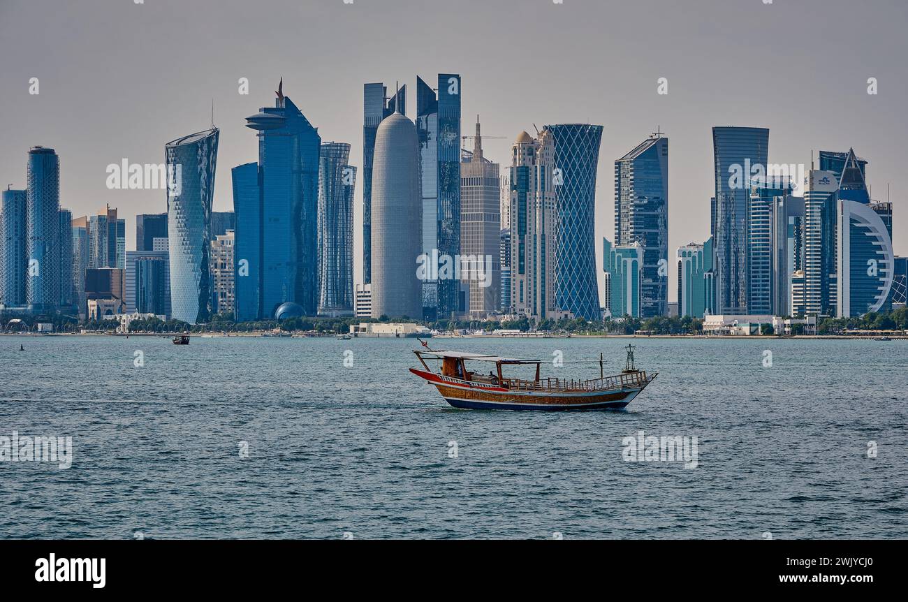 Doha skyline à Doha, Qatar depuis la rue Corniche après-midi tourné avec des dhows dans les golfes arabes au premier plan Banque D'Images