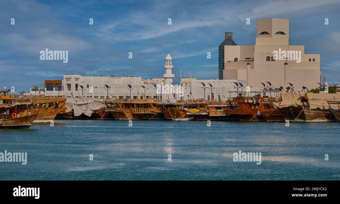 Musée d'art islamique à Doha, Qatar vue du jour avec Dow dans le golfe arabe avec drapeau du Qatar au premier plan Banque D'Images