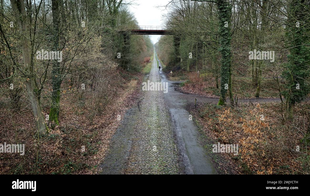 France. 14 février 2024. © PHOTOPQR/VOIX DU NORD/PIERRE Rouanet ; 14/02/2024 ; Wallers Arenberg, le 14/02/2024. Vol en drone au dessus de la Dreve des boules d'Herin, la trouee d'Arenberg, secteur pavé emblematique de la course cycliste Paris Roubaix (cyclisme, UCI, l'enfer du Nord). Foret domaniale de Raismes Saint Amand Wallers. PHOTO PIERRE Rouanet LA VOIX DU NORD - vol drone au-dessus de la Dreve des boules d'Herin, la Trouee d'Arenberg, secteur pavé emblématique de la course cycliste Paris Roubaix 14 février 2024 crédit : MAXPPP/Alamy Live News Banque D'Images